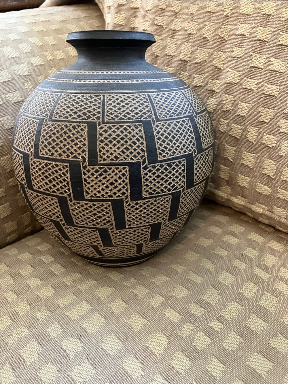 Vintage KENNETH ALLEN FINE
STONEWARE POTTERY VASE Sgraffito 9” SIGNED & DATED